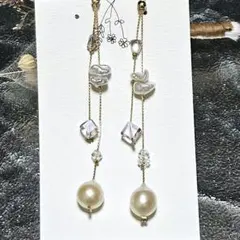 パールとクリスタルのロングイヤリング／ピアス《No.112》