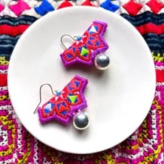 モン族＊幾何学模様のおおきなビーズ ピアス/イヤリング