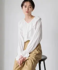 【新品】フリルカラーブラウス　ロングスリーブ　ローリーズファーム　袖フリル