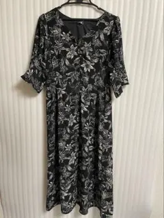 Monotone Floral Slit Sleeve／Her lip to - メルカリ