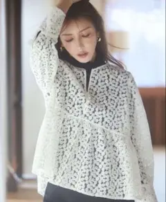 美品　JUSGLITTY ミニブーケ刺繍ブラウス