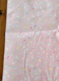綺麗なピンクと蝶々、リボンの様な柄 が可愛い生地　幅約112cm×長さ約50cm
