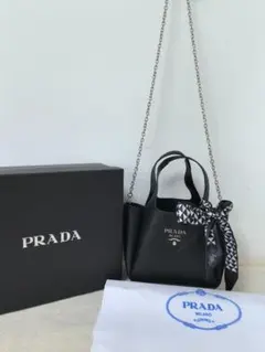 高級感黒本革ハンドバッグチェーン付きトライアングルロゴ入りエレガントでトレンディ