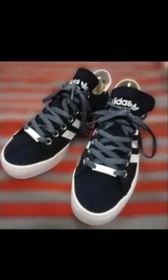 adidas ネイビー スリーストライプス スニーカー