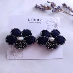 【ピアスorイヤリング】ダークネイビーとパールのお花ビーズ刺繍