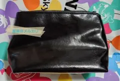 YSL ノベルティポーチ 黒色 エナメル/レザー