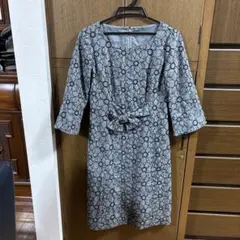 フェランコフェレーロのグレーに黒の花柄刺繍七分袖ワンピース Mのサムネイル