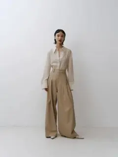 PINUE ダブルタックチノパンツ - メルカリ