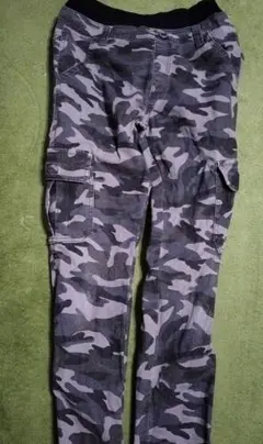 迷彩柄カーゴパンツ サイドポケット付き