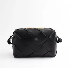 本革 新品 ショルダーバッグ 黒 編み込み 無地 シンプル　牛革 大人気 肩がけ