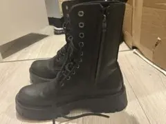 厚底ブラックレースアップブーツ