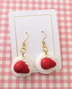 苺の生クリームピアス