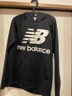 【値下げ】New Balance ブラックパーカー フード付き　Mサイズのサムネイル