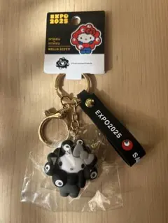 万博 サンリオ 黒ミャクミャクなりきりキーホルダー ハローキティ