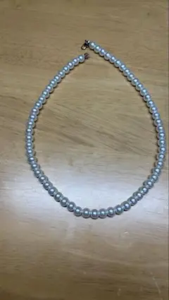 クロスペンダント付きの白いガラス模造真珠ビーズネックレス1個、男性用。