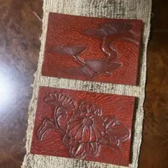 美品 鎌倉彫 木製 椿 菓子皿 銘入 静 木製 赤い彫刻板 花と葉デザイン