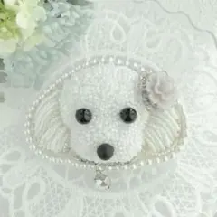 【立体刺繍】お花とチャームで彩るトイプードルのビーズ刺繍ブローチ　Lサイズ
