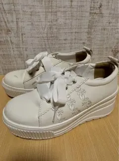 LIZLISAプリムベール刺繍入りホワイト厚底シューズ　スニーカーサイズM