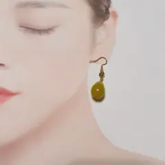 黄緑色のドロップピアス