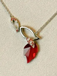Swarovski レッドクリスタル リーフモチーフ ネックレス - メルカリ