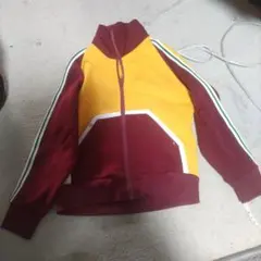 赤・黄のジッパー付きジャージ