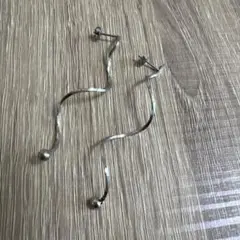 波状デザイン シルバー　ピアス　ローリーズファーム