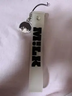 M!LK ストラップ チャーム付き