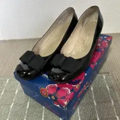 DIANA エナメルリボン付き黒パンプス