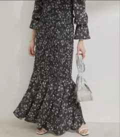 最終値下げ【美品】vis 花柄シャーリングロングスカート フラワーのサムネイル