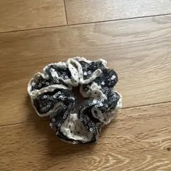 ビーズ付き黒と白のシュシュ