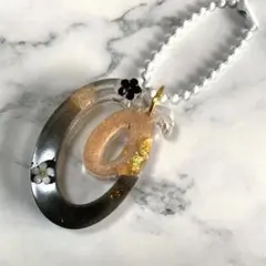 手書きアルファベット【O】金箔と花のレジンチャーム