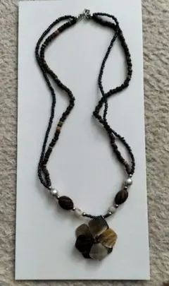 花モチーフ ウッドシェルネックレス