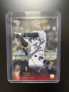 佐藤輝明選手　直筆サイン入りフォトパネル （H・Vユニフォーム断片入り） 佐藤輝明選手 直筆サイン入りフォトパネル （H・Vユニフォーム断片入り