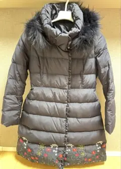 フード付き濃紺刺繍ダウンジャケット