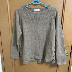 ベージュ ボタン付きニット 長袖