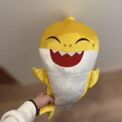 サメのぬいぐるみ 黄色　ベイビーシャーク