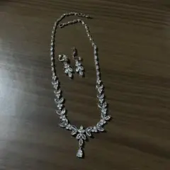 クリスタルリーフモチーフネックレスとイヤリングセット　ウェーディング　ブライダル