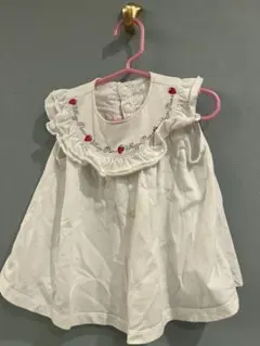 いちご刺繍フリルトップス