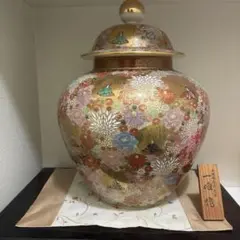 明治期 薩摩焼 丸十字 極細密 色絵金彩 菊蝶文花瓶 金襴手 飾壺 古美術