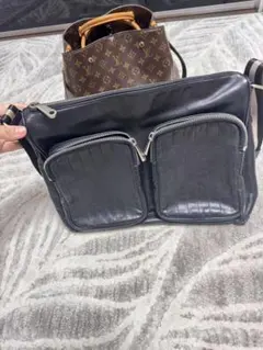 BALLY 黒 レザー ショルダーバッグ 2ポケットのサムネイル