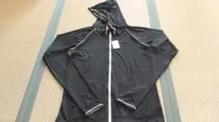 フード付き黒パーカー