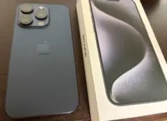 ブルーチタニウムのiPhone 15 Pro、画面にひびあり。