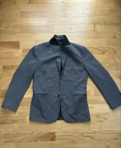 グレーのシングルブレストジャケット