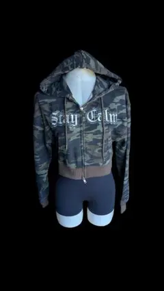 ショート丈 ジップアップ パーカー　 ロゴ入り