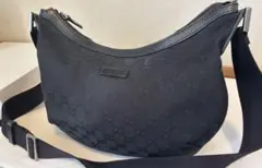GUCCI GGキャンバス ハーフムーン ショルダー　ブラック 斜め掛け可
