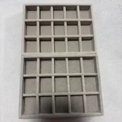 ダイソー　アクセサリートレイ （マス）ジュエリー　ベージュ ベロア