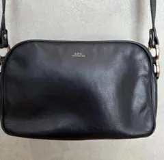 美品　A.P.C ショルダーバック　ブラックのサムネイル