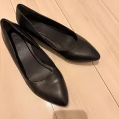 黒いレザーポインテッドトゥパンプス