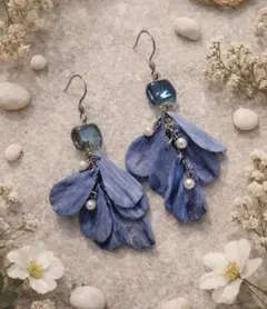 ブルーカラーの花びらが揺れるクレイピアス