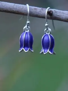 フラワーピアス　【新品】小ぶり　ベルフラワー　ブルーフラワー